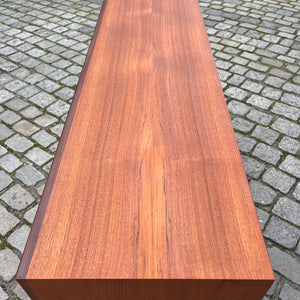Highboard Teak mit schrägen Griffen aus Dänemark