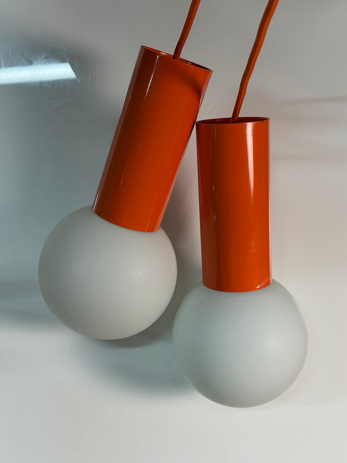 Set: 2x Hängelampe orange mit Opalglas Globus