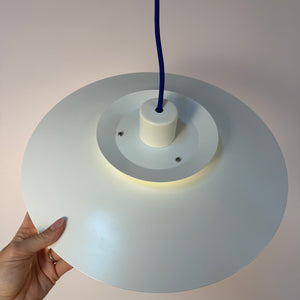 Lammellenlampe weiß mit blauem Akzent aus Dänemark
