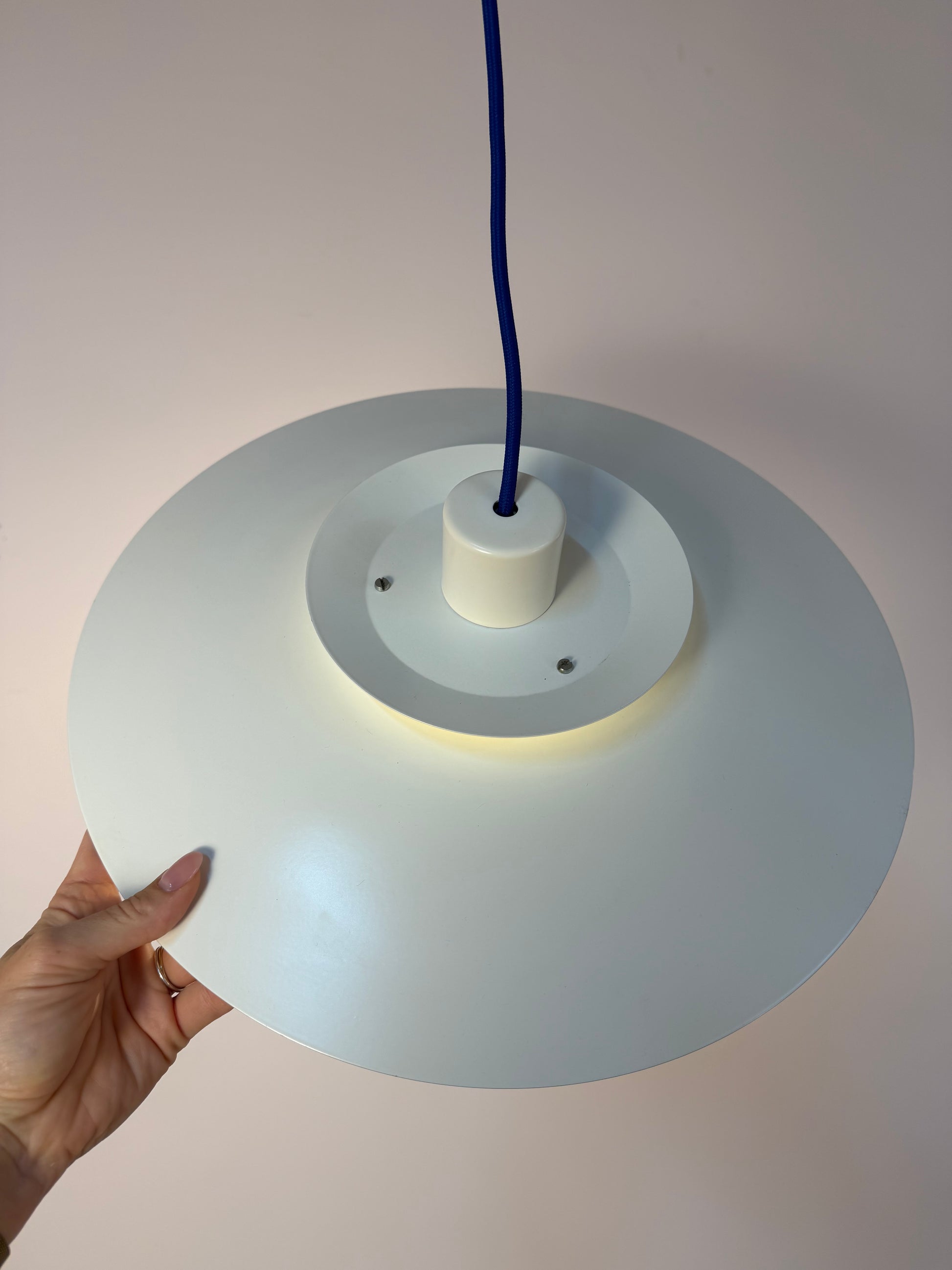 Lammellenlampe weiß mit blauem Akzent aus Dänemark