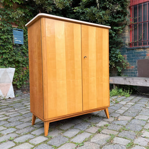 Kleiderschrank Ahorn mit cremefarbener Deckplatte