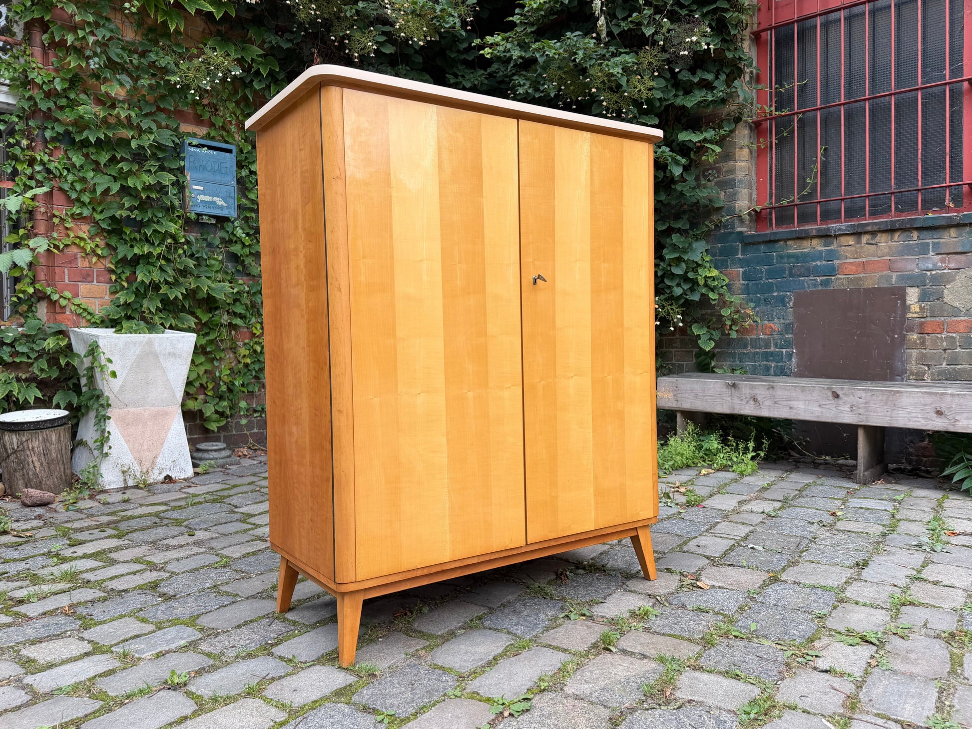 Kleiderschrank Ahorn mit cremefarbener Deckplatte