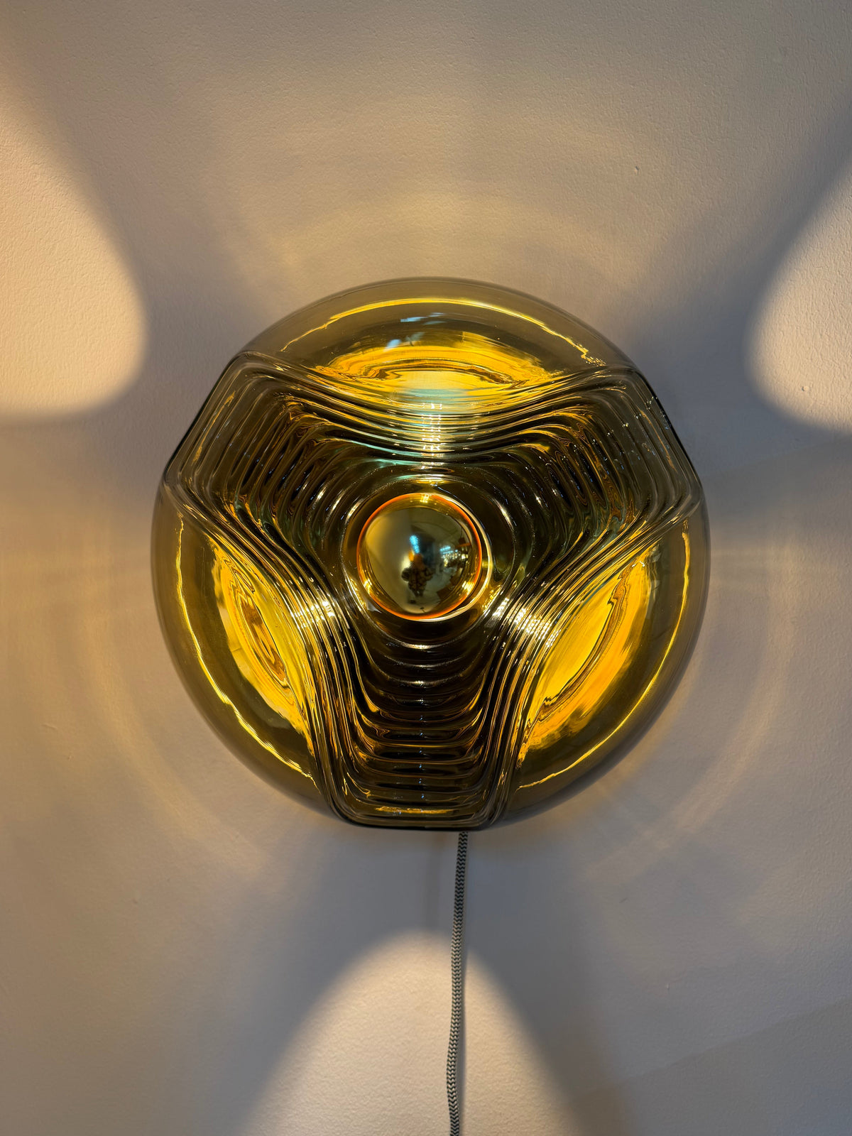 Große Wandlampe Futura Rauchglas Messing von Koch & Lowy für Peill & Putzler