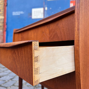 Kleine Kommode / Nachtschrank Teak mit durchgehenden Griffen aus Dänemark