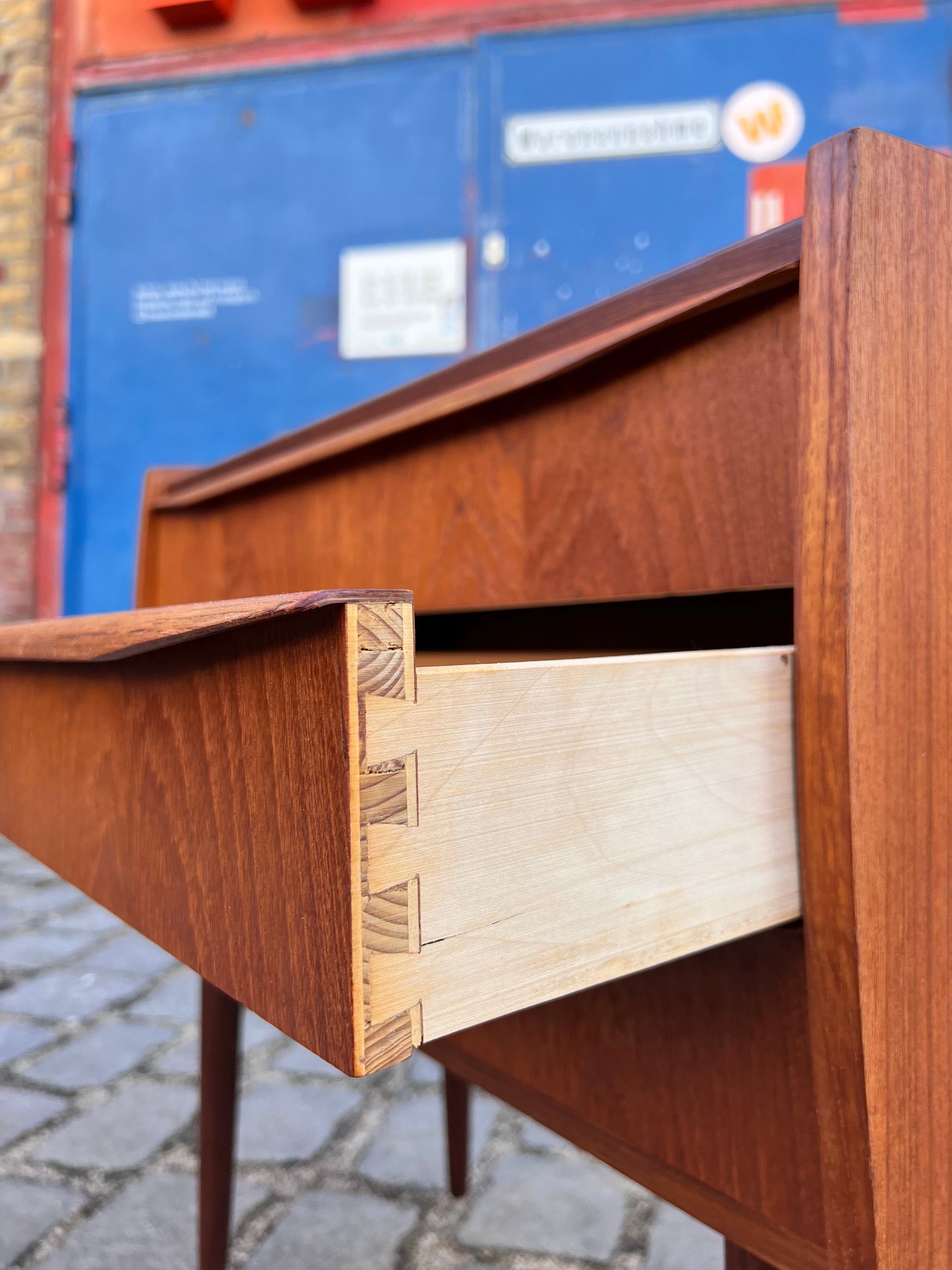 Kleine Kommode / Nachtschrank Teak mit durchgehenden Griffen aus Dänemark