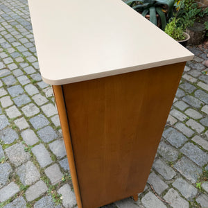 Kleiderschrank Ahorn mit cremefarbener Deckplatte