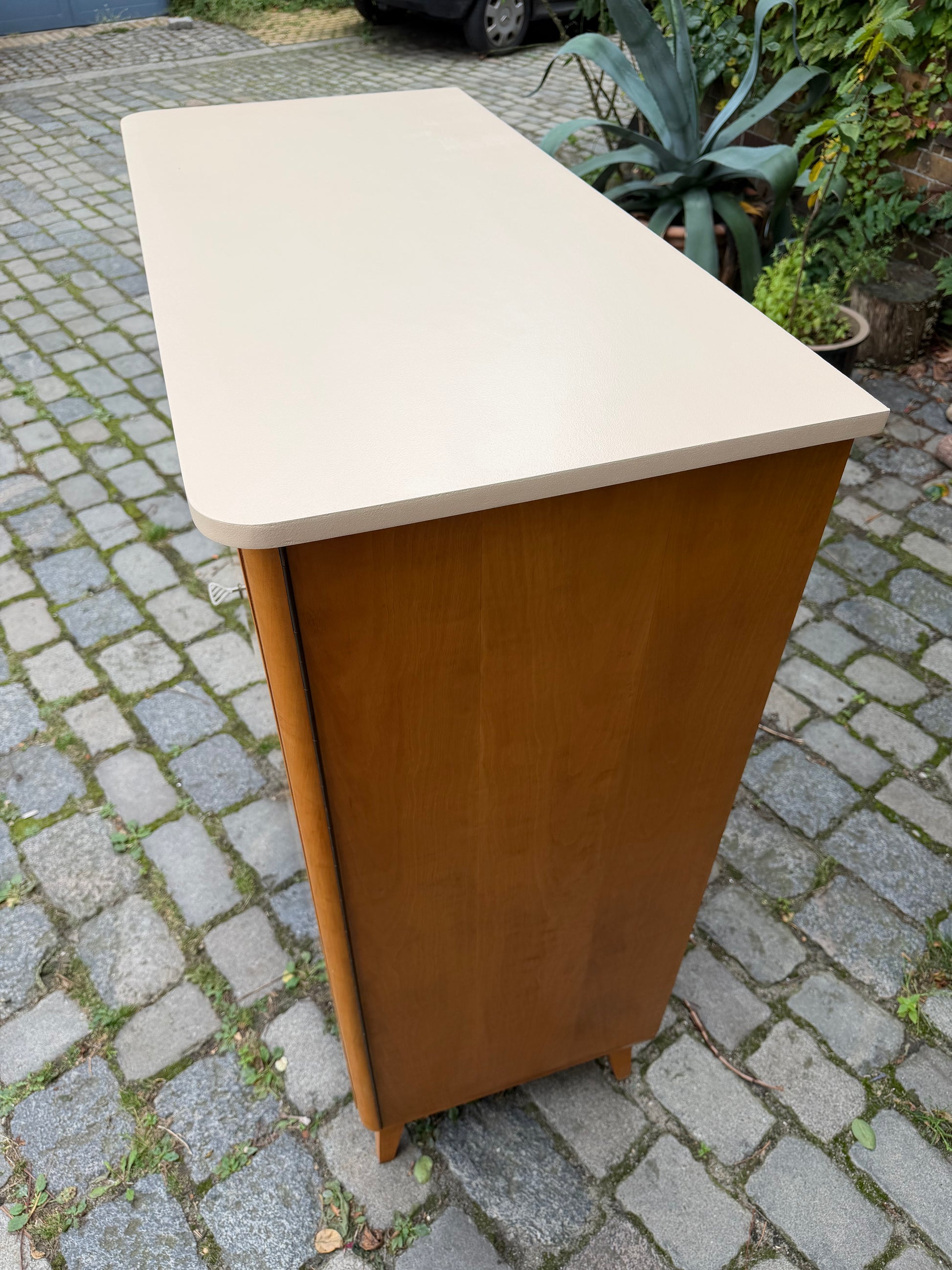 Kleiderschrank Ahorn mit cremefarbener Deckplatte
