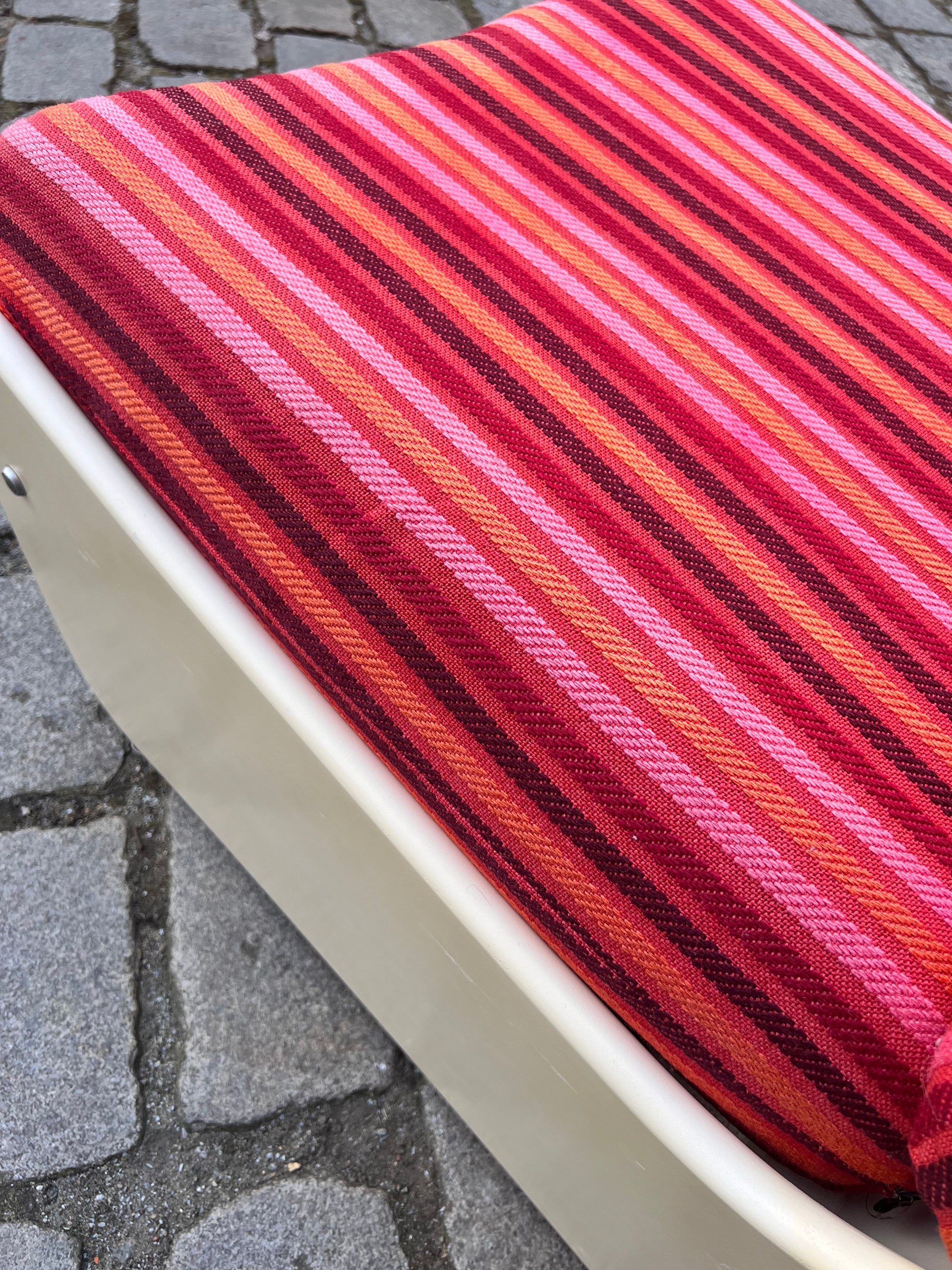 Sessel 70er pink gestreift