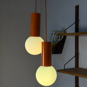 Set: 2x Hängelampe orange mit Opalglas Globus