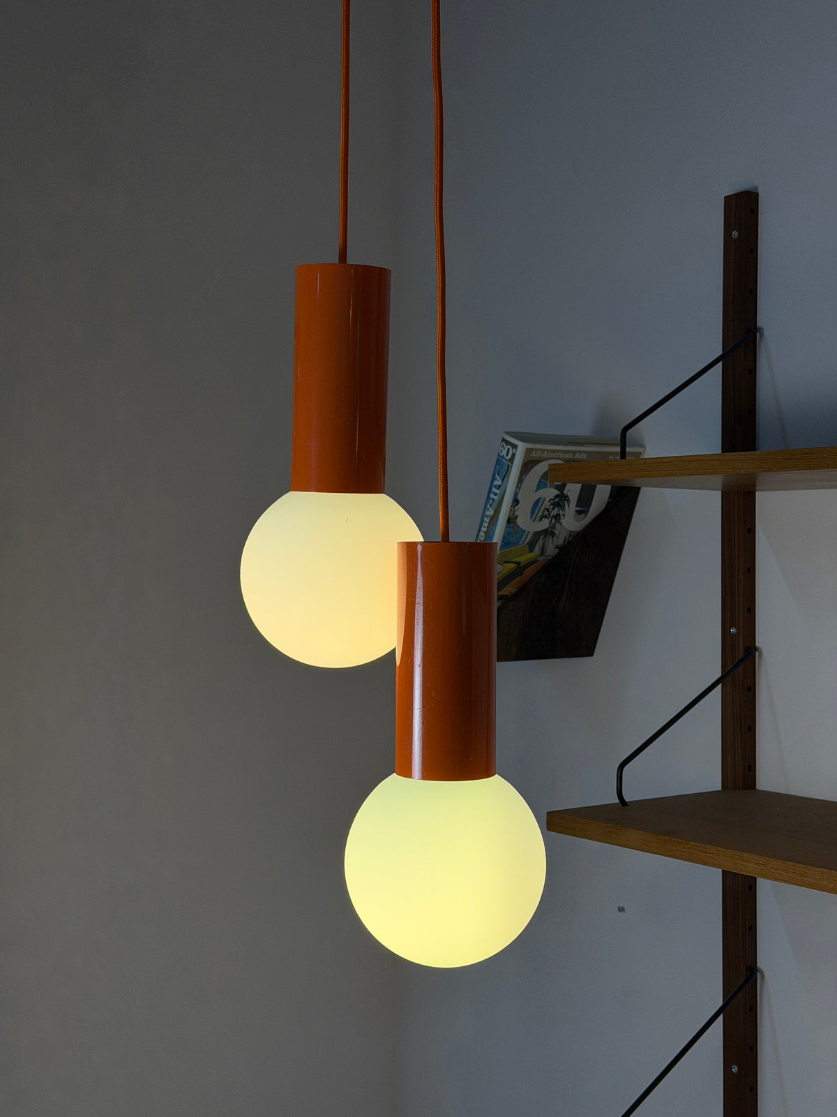 Set: 2x Hängelampe orange mit Opalglas Globus