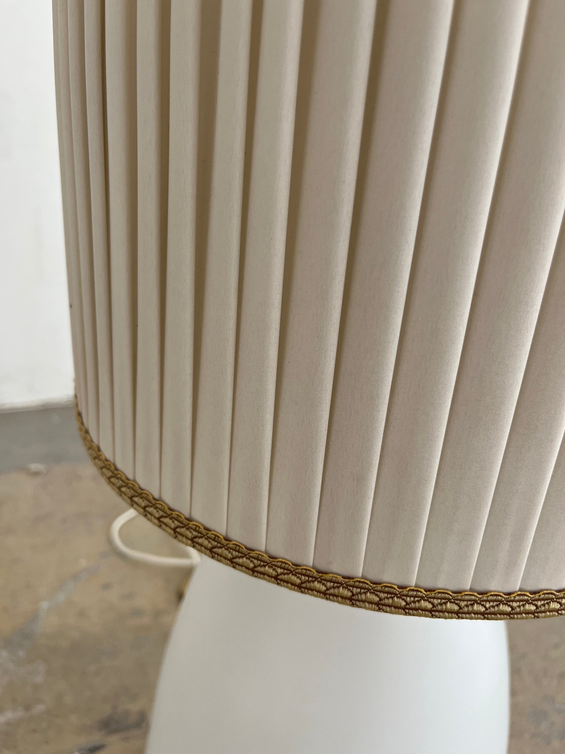 Stehlampe weiß mit Opalglasfuß und Plisseeschirm