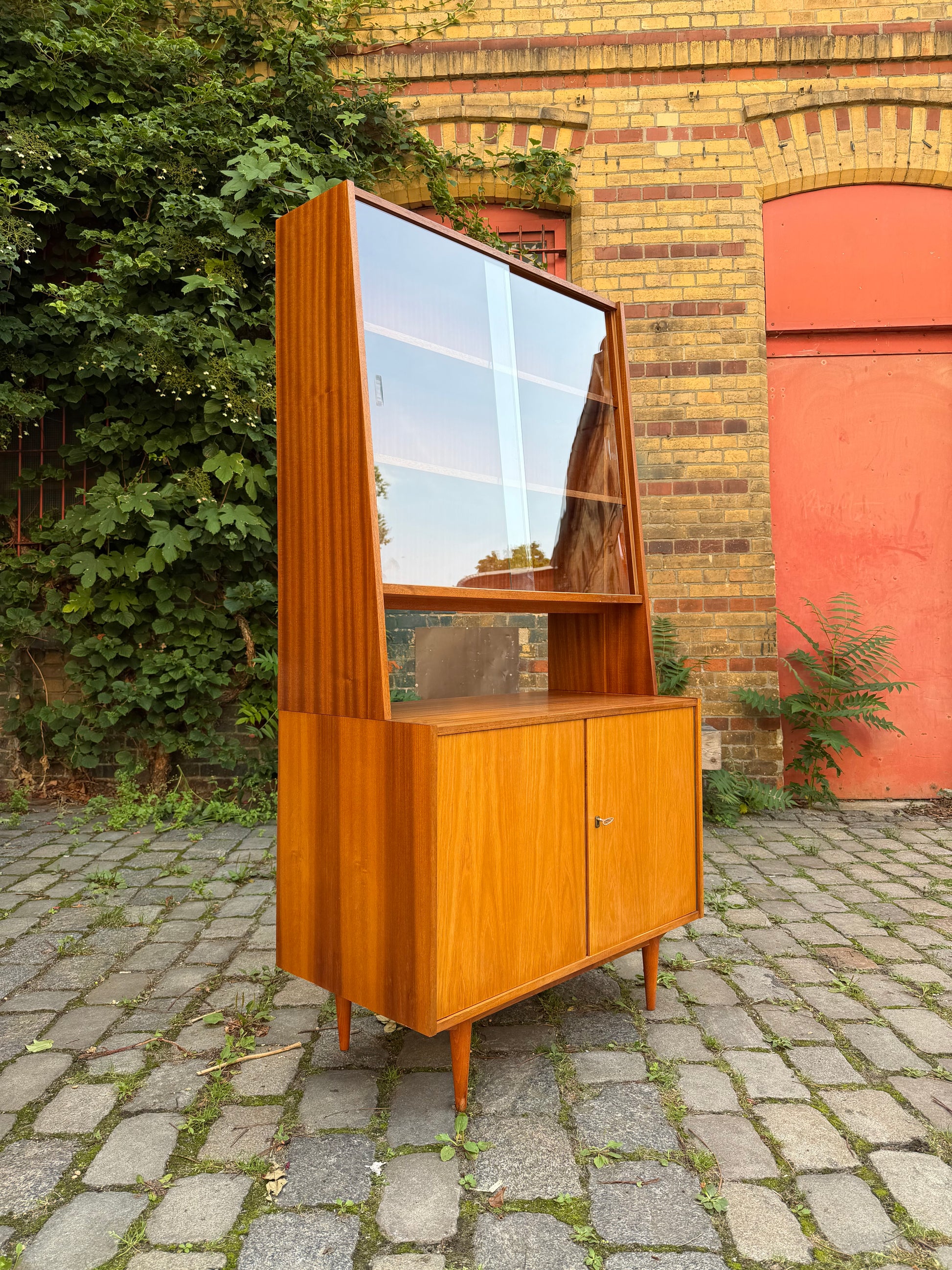 Aufsatzschrank mit Vitrine von VEB Möbelindustrie Halle
