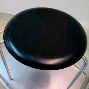 Tripod Dot Hocker schwarz Chrom von Arne Jacobsen für Fritz Hansen