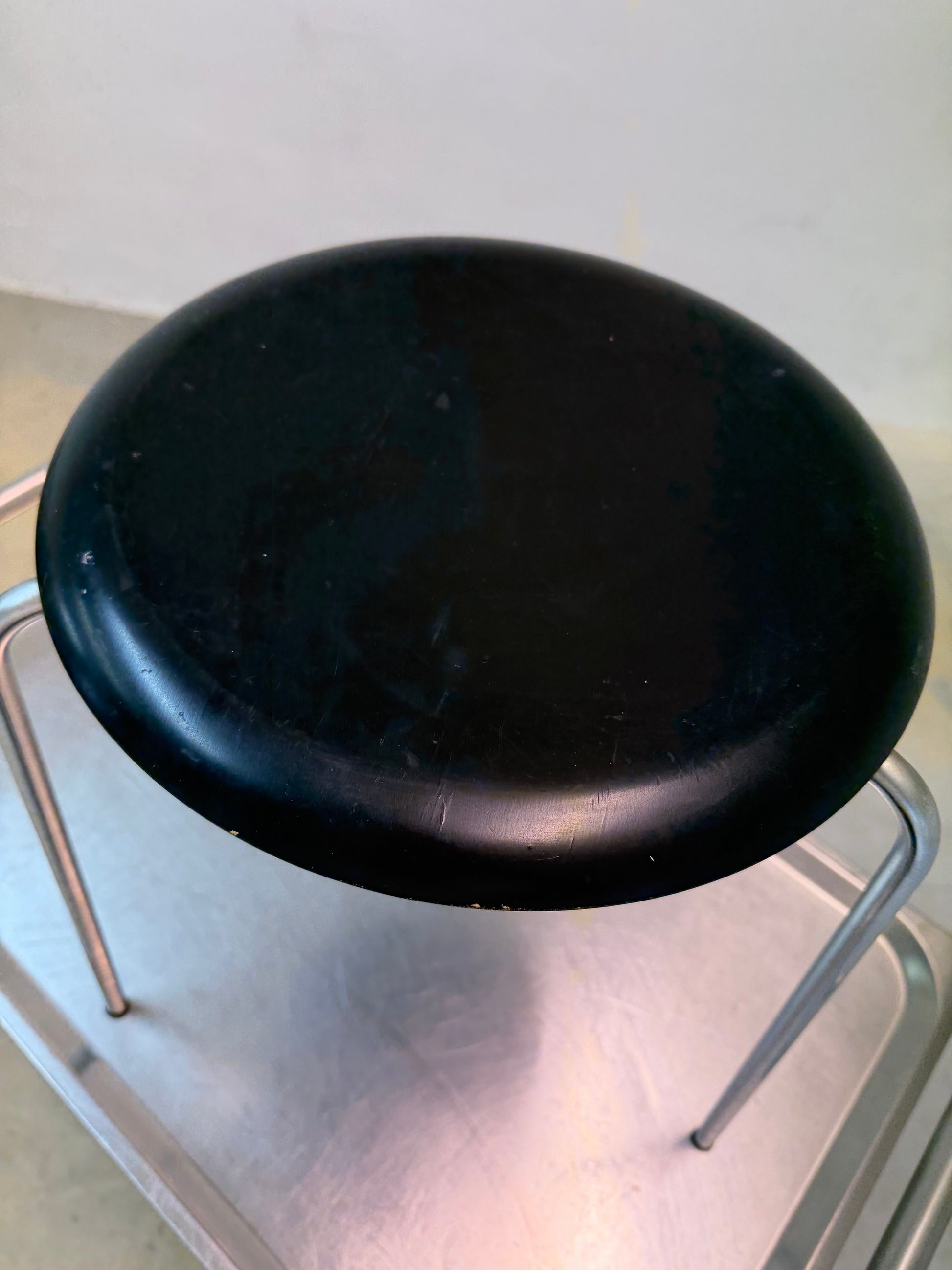 Tripod Dot Hocker schwarz Chrom von Arne Jacobsen für Fritz Hansen