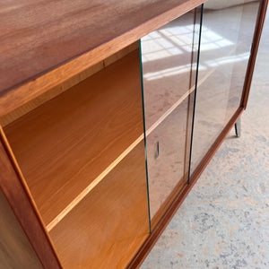 Vitrinenschrank mit neuen Chromfüßen von Werner Ortlepp KG