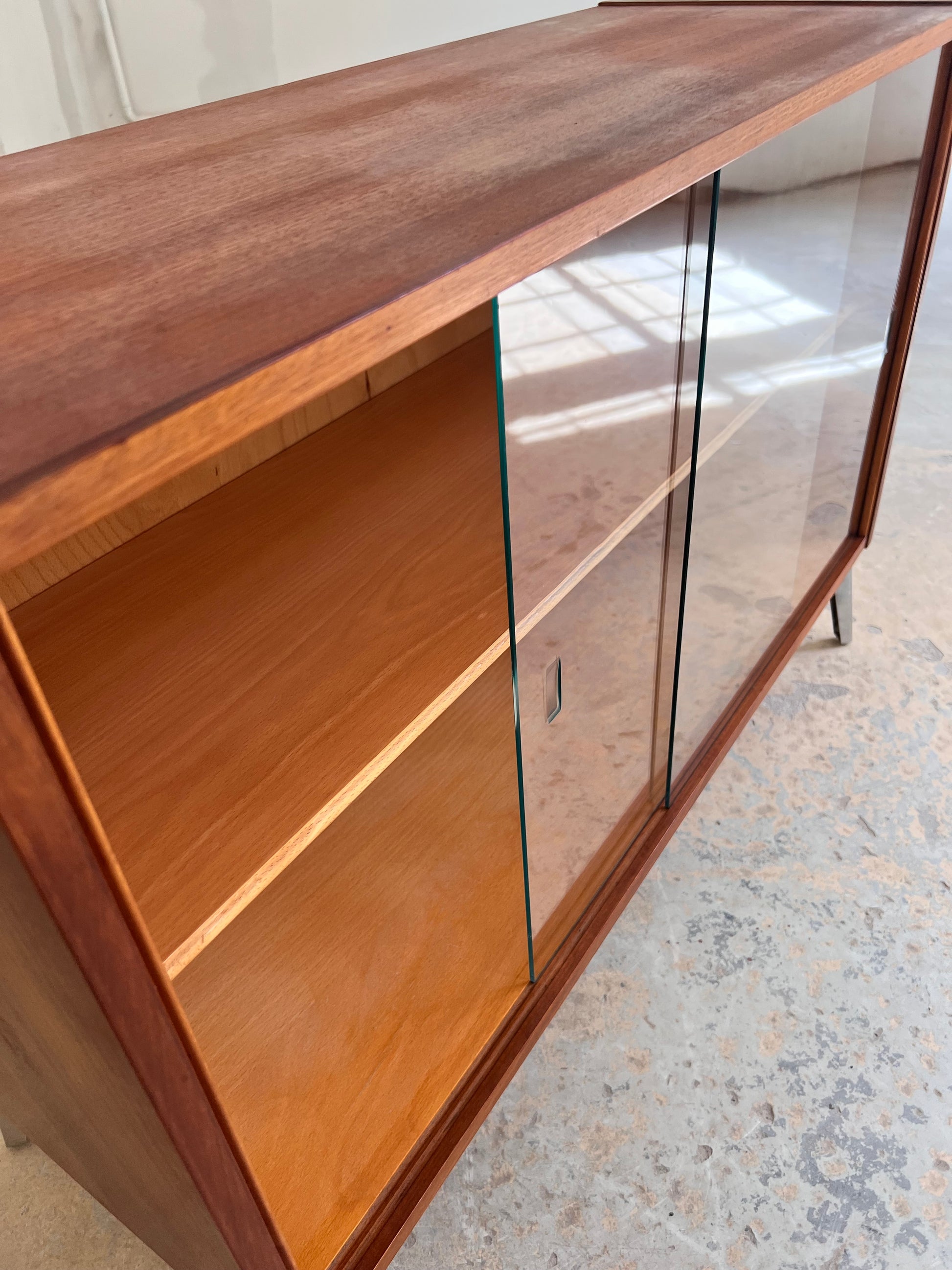 Vitrinenschrank mit neuen Chromfüßen von Werner Ortlepp KG