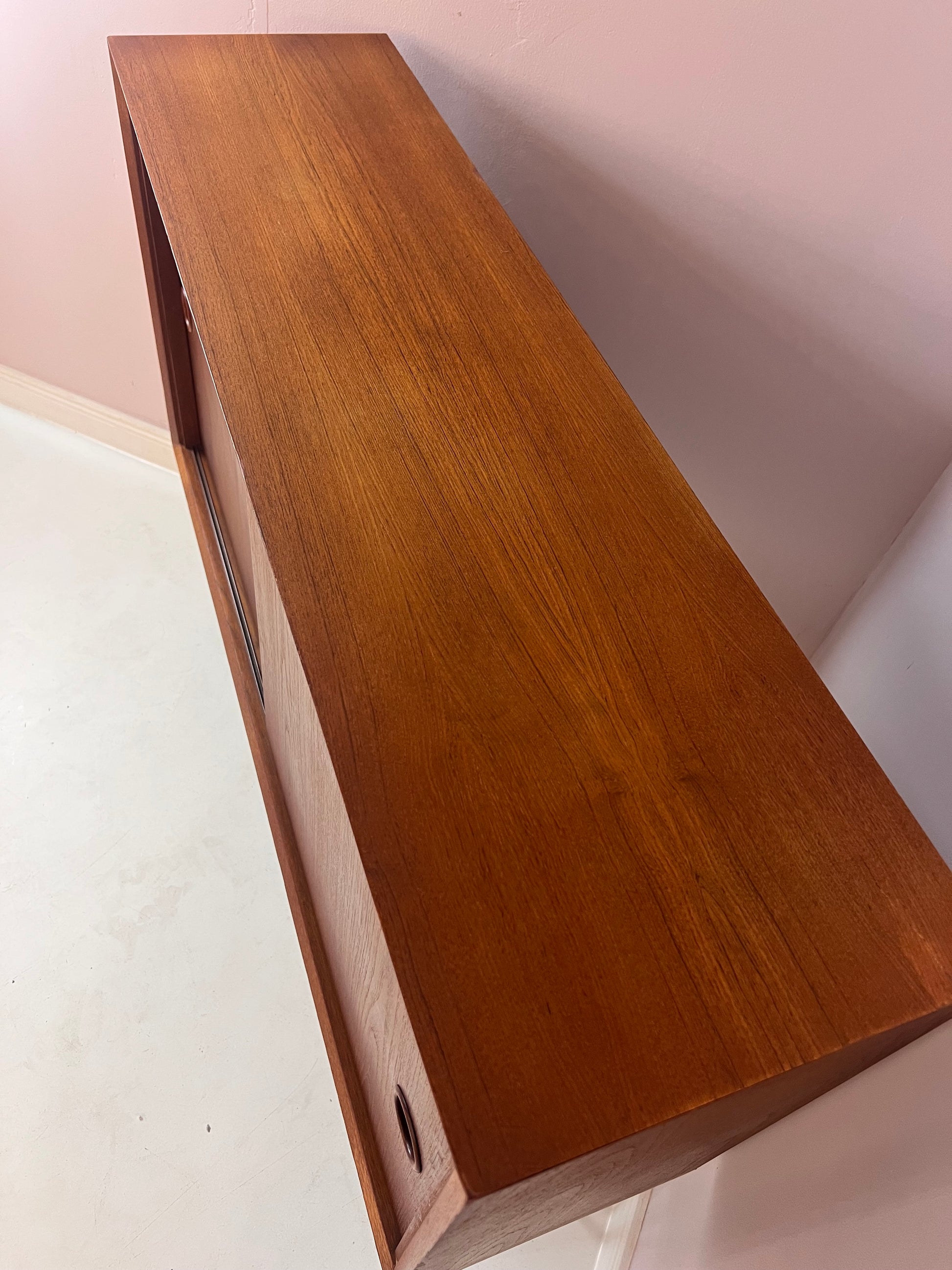 Flurschrank Teak auf Hairpinlegs