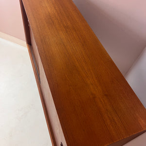 Flurschrank Teak auf Hairpinlegs