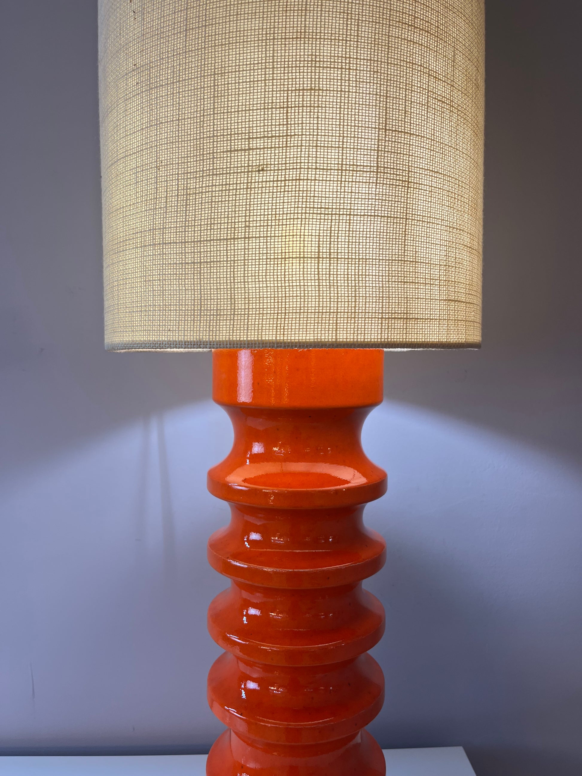 Stehlampe orange Keramik mit Wollschirm