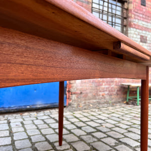 Esstisch Teak ausziehbar mit trapezförmigen Tischblättern