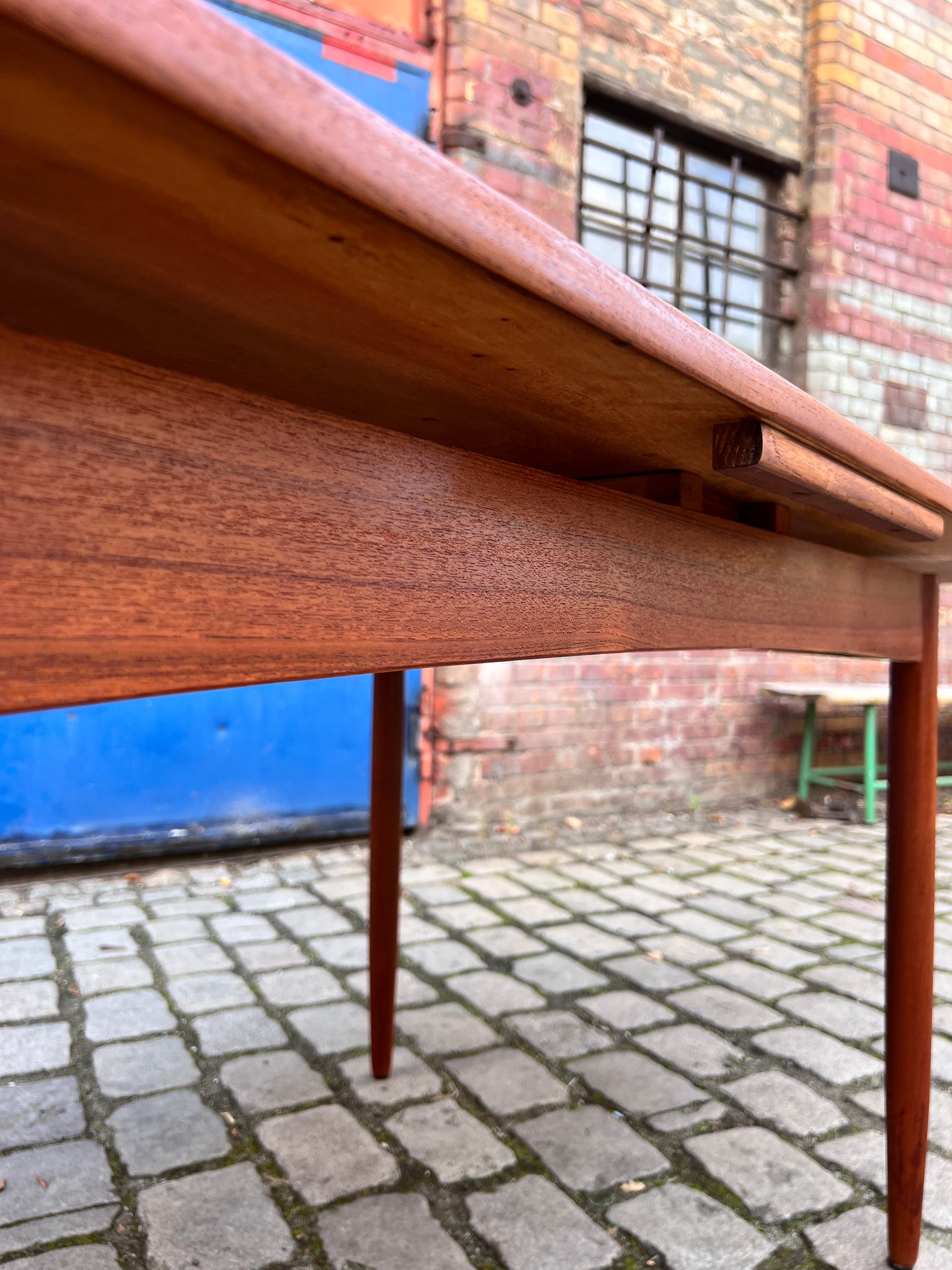 Esstisch Teak ausziehbar mit trapezförmigen Tischblättern