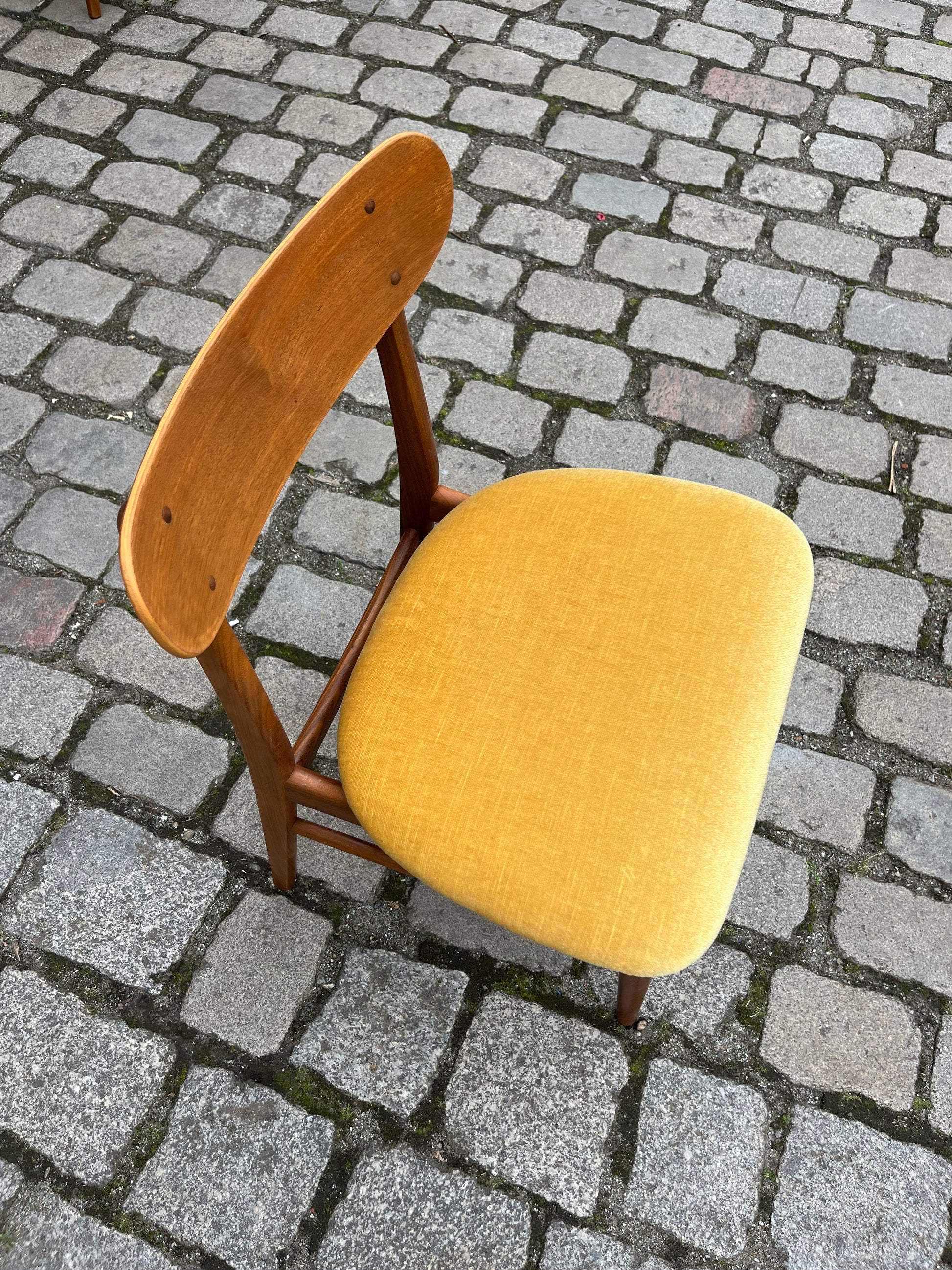 Polsterstuhl gelb Samt Teak