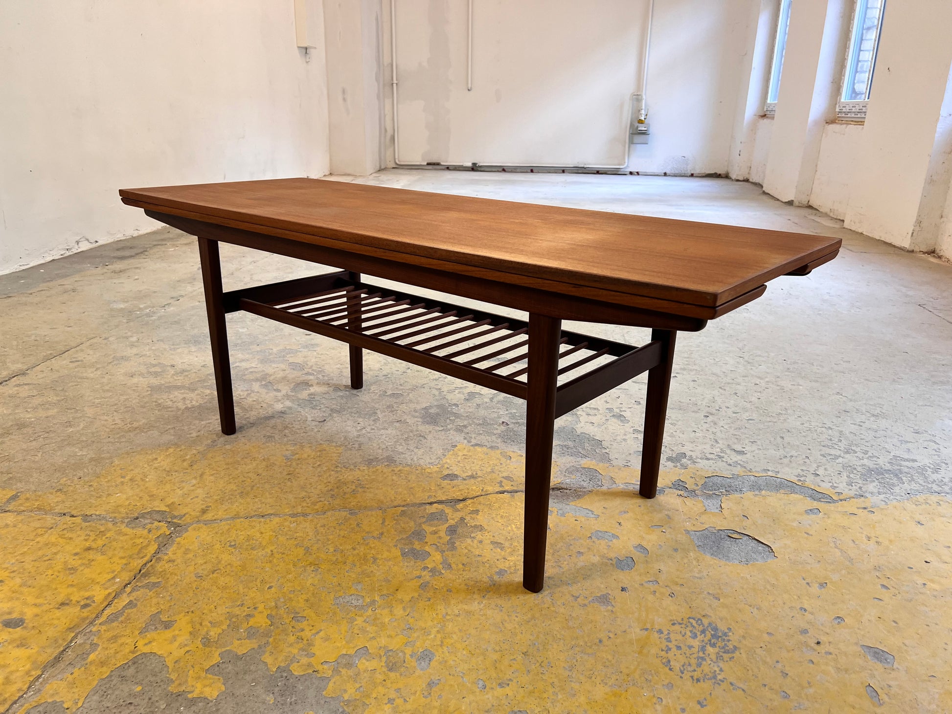 Ausziehbarer Couchtisch Teak mit Ablage