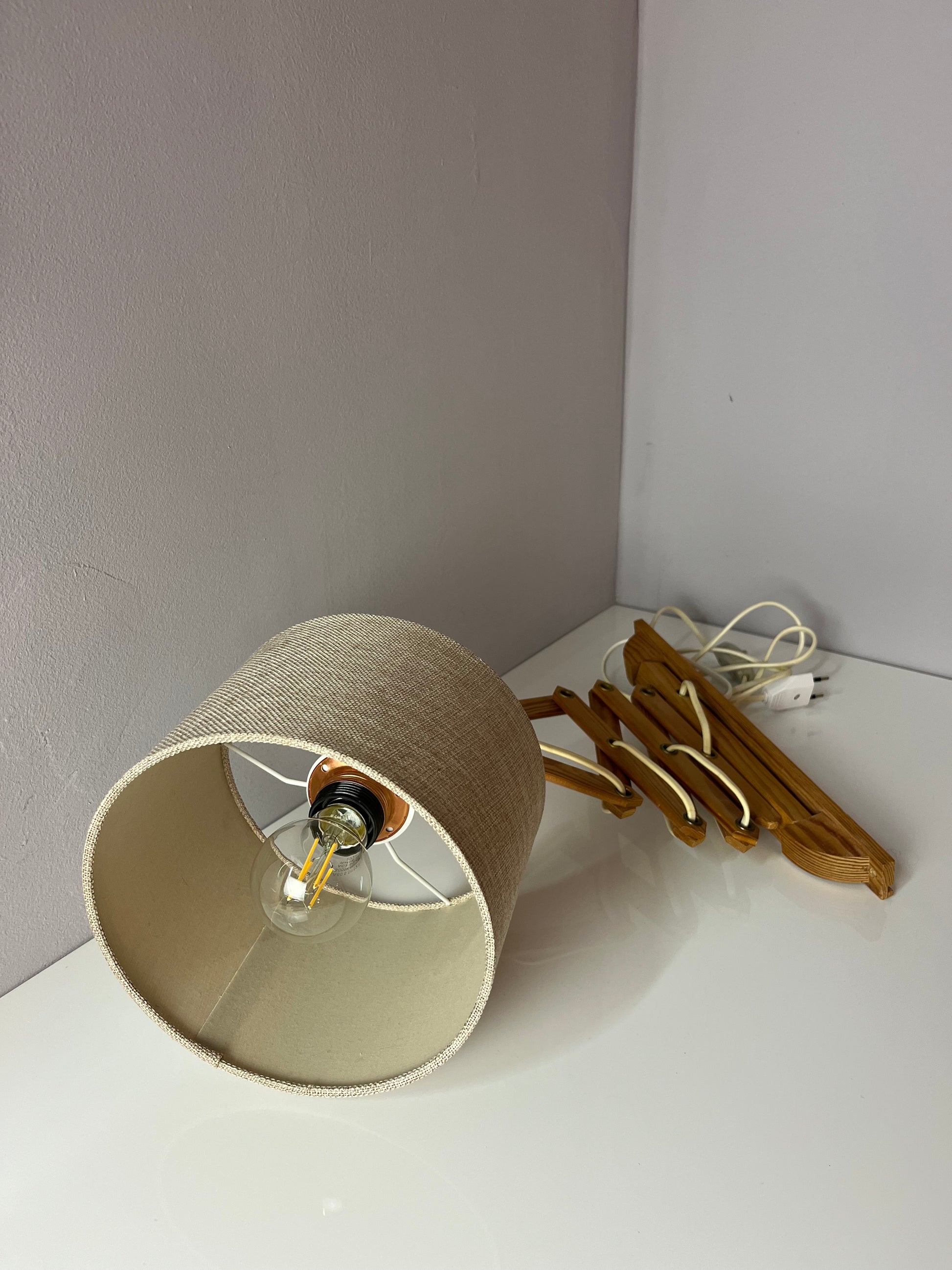 Scherenlampe beige Holz von Le Klint