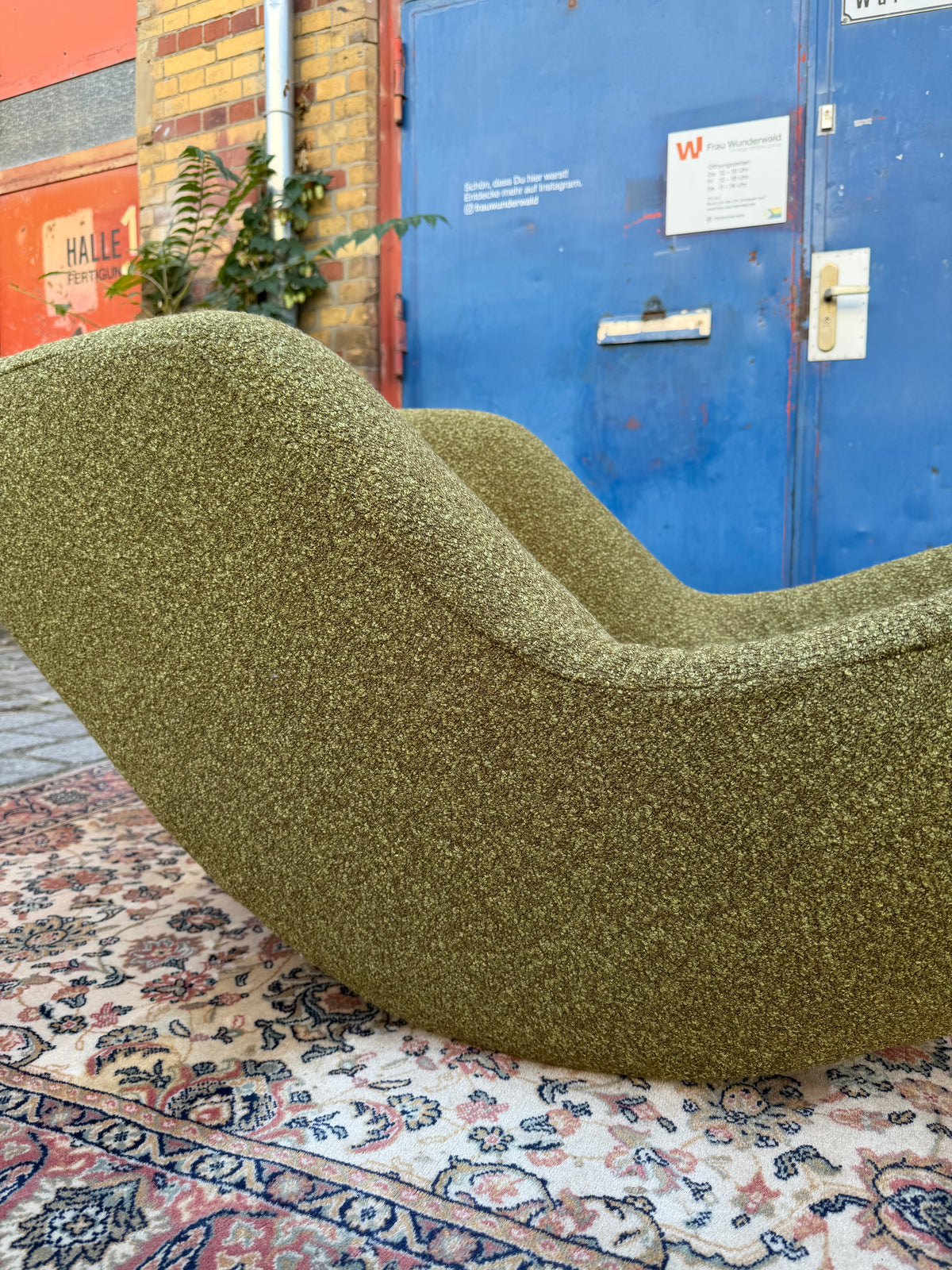 Liegesessel neu gepolstert moosgrün Bouclé aus Italien