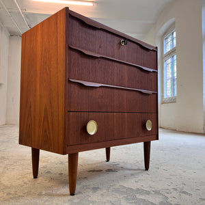 Kommode Teak mit Holz- & Messinggriffen aus Dänemark