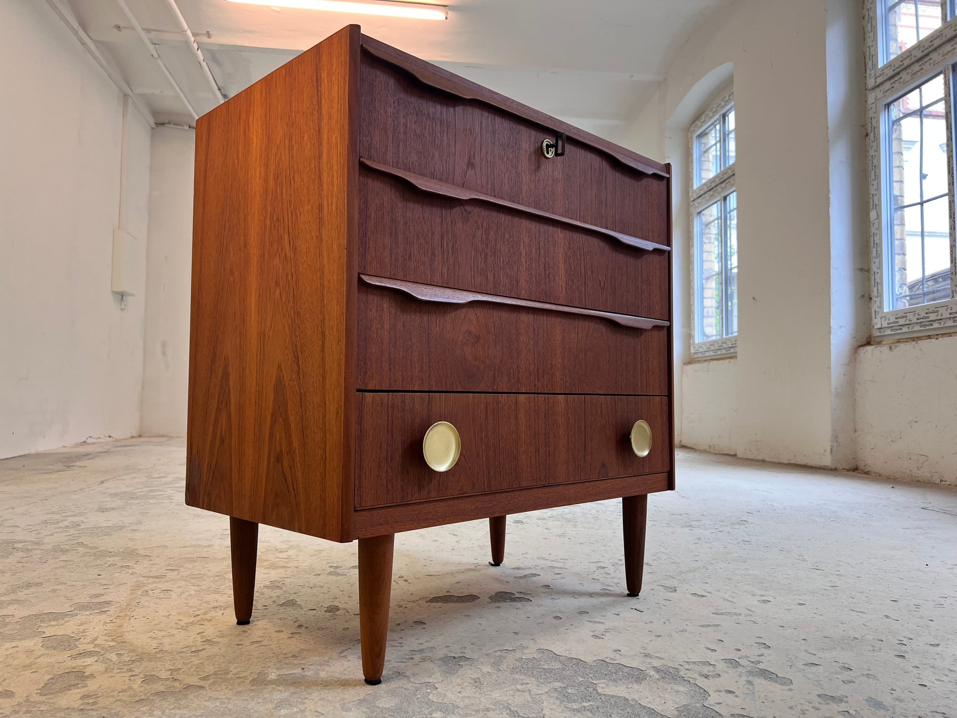 Kommode Teak mit Holz- & Messinggriffen aus Dänemark