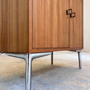 Schrank Esche mit neuen Chromfüßen