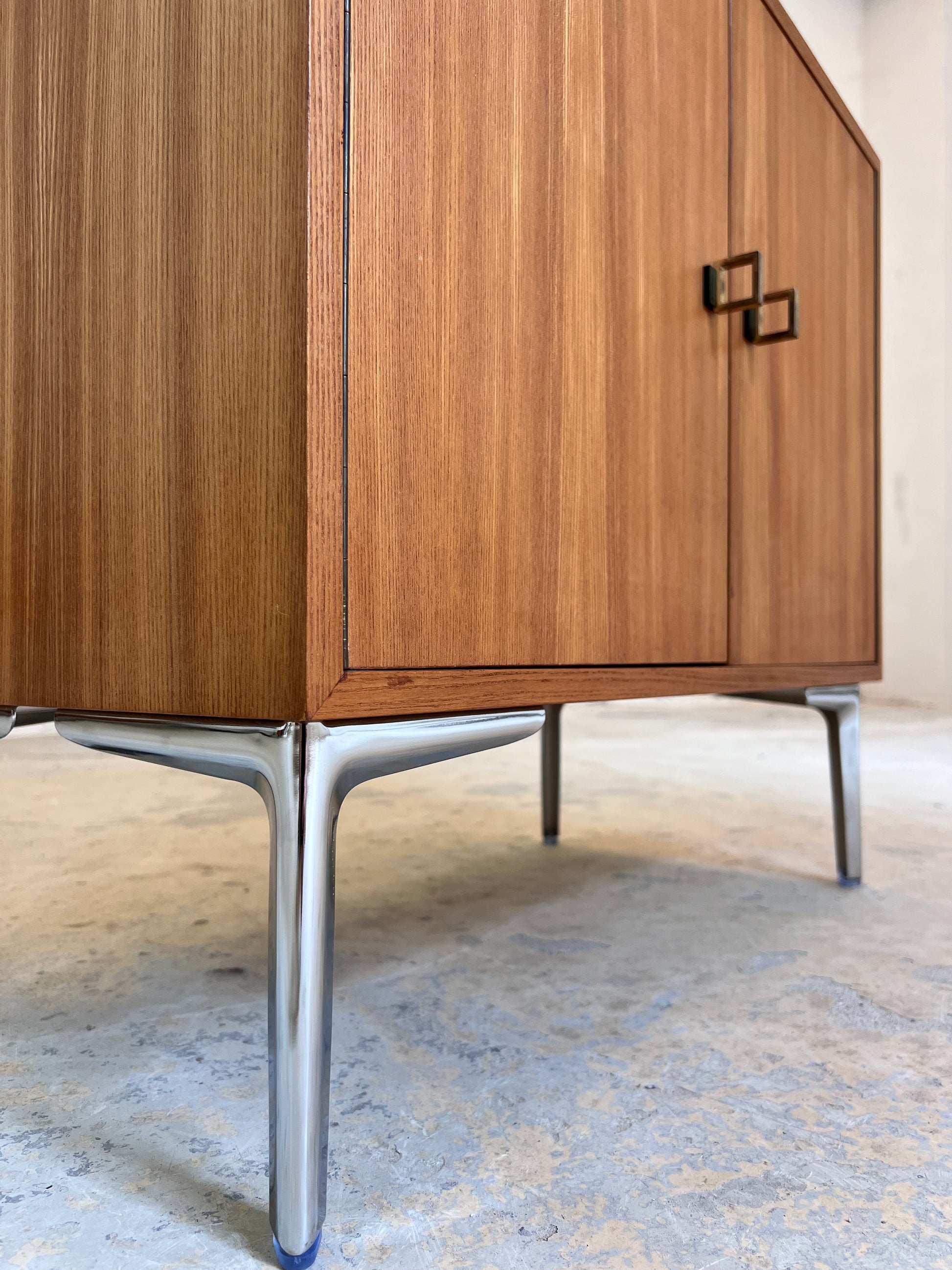 Schrank Esche mit neuen Chromfüßen
