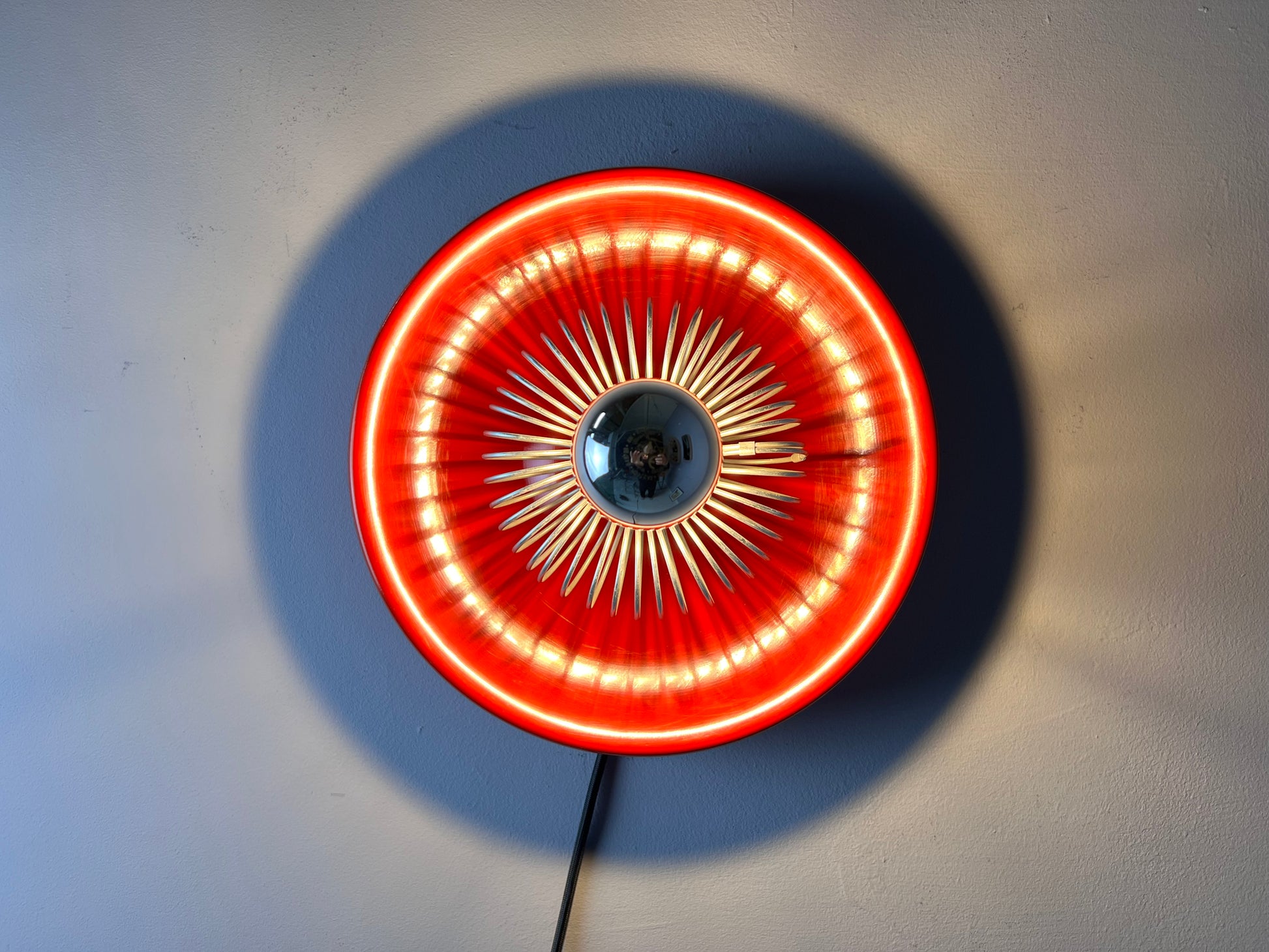 Decken-oder Wandlampe rot mit Sprirale von Elektromfem ISZ