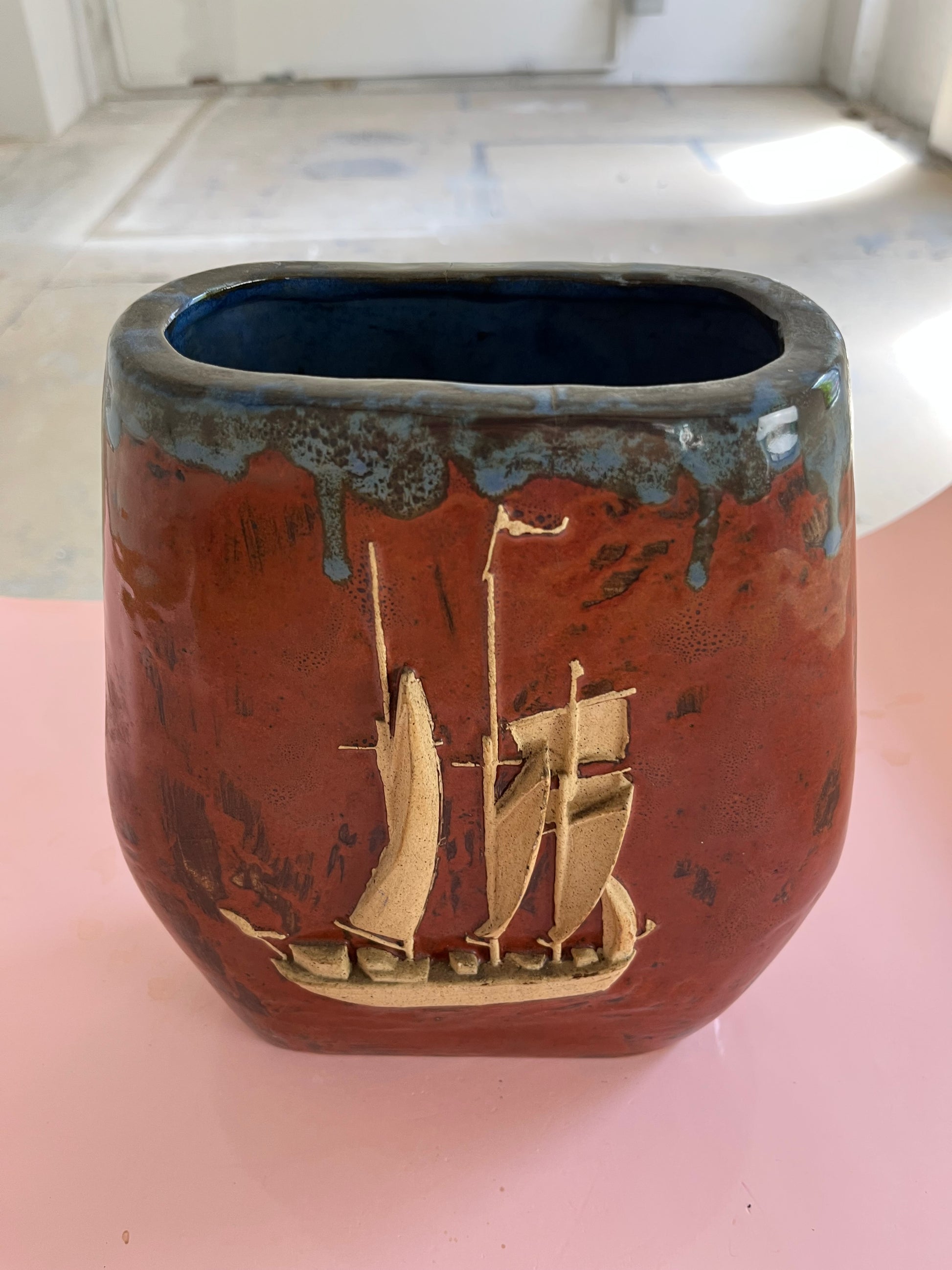 Vase mit Schiff braun Keramik Dänemark