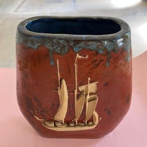 Vase mit Schiff braun Keramik Dänemark