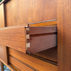 Highboard Teak mit Klappfach & Schiebetüren auf Dänemark