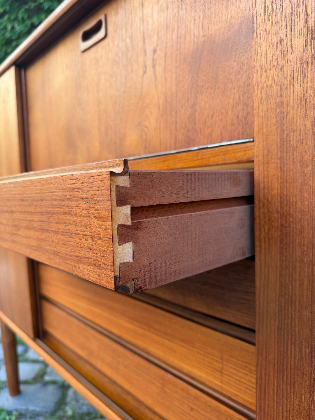 Highboard Teak mit Klappfach & Schiebetüren auf Dänemark