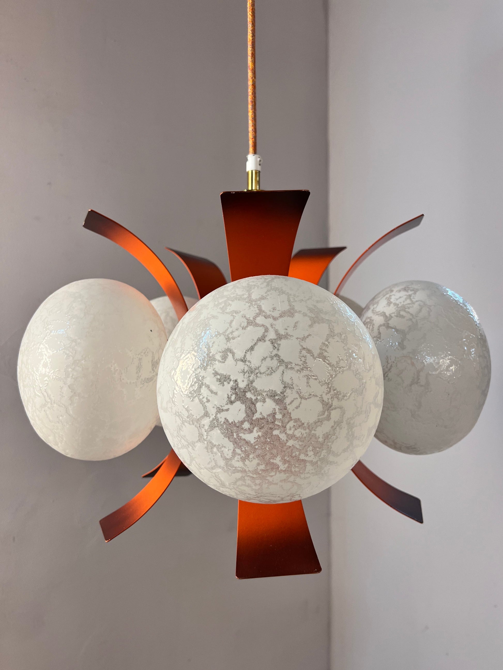 Kronleuchter weiß orange von Richard Essig