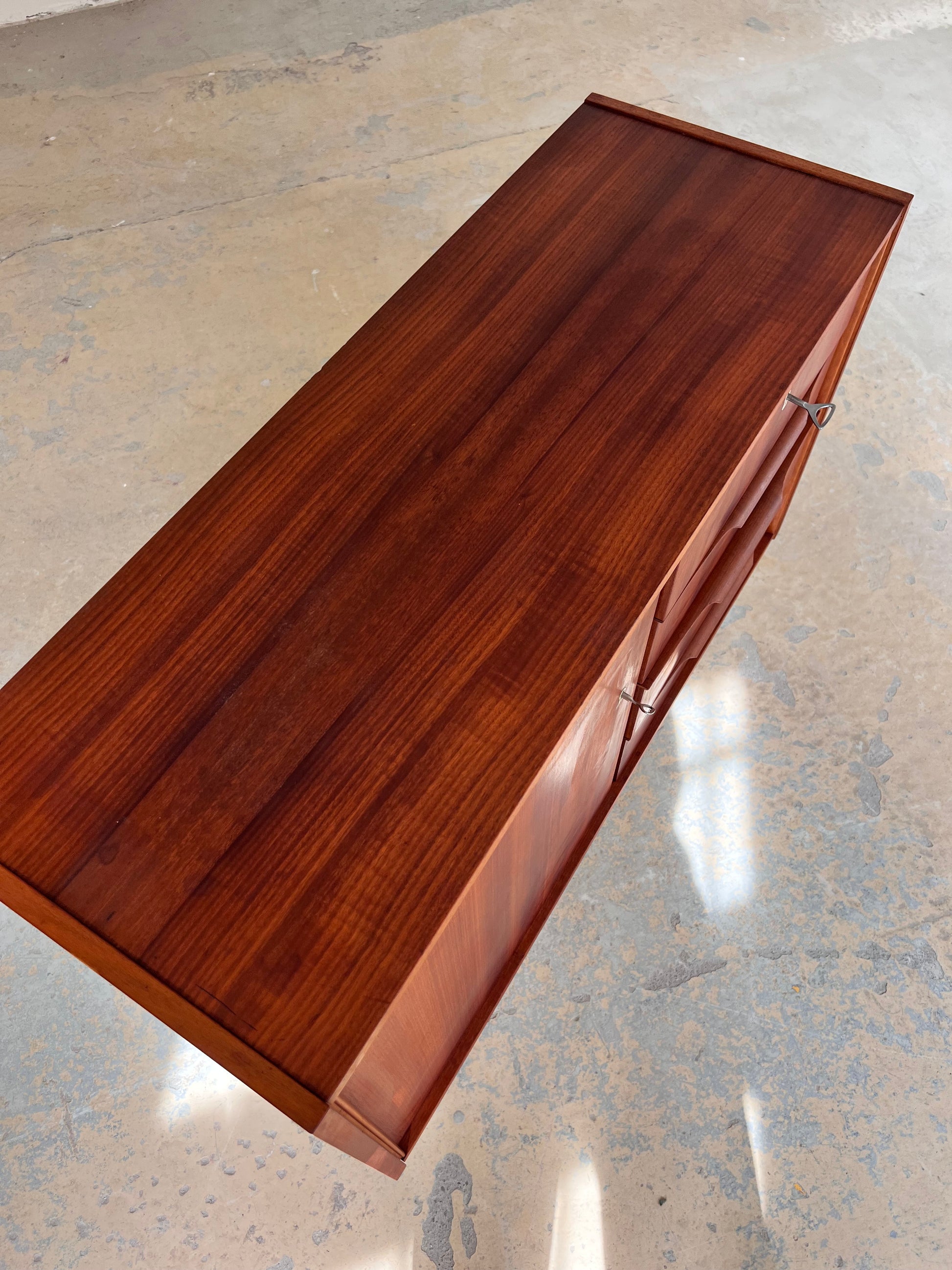 Kommode Teak mit neuen Chromfüßen von Werner Ortlepp