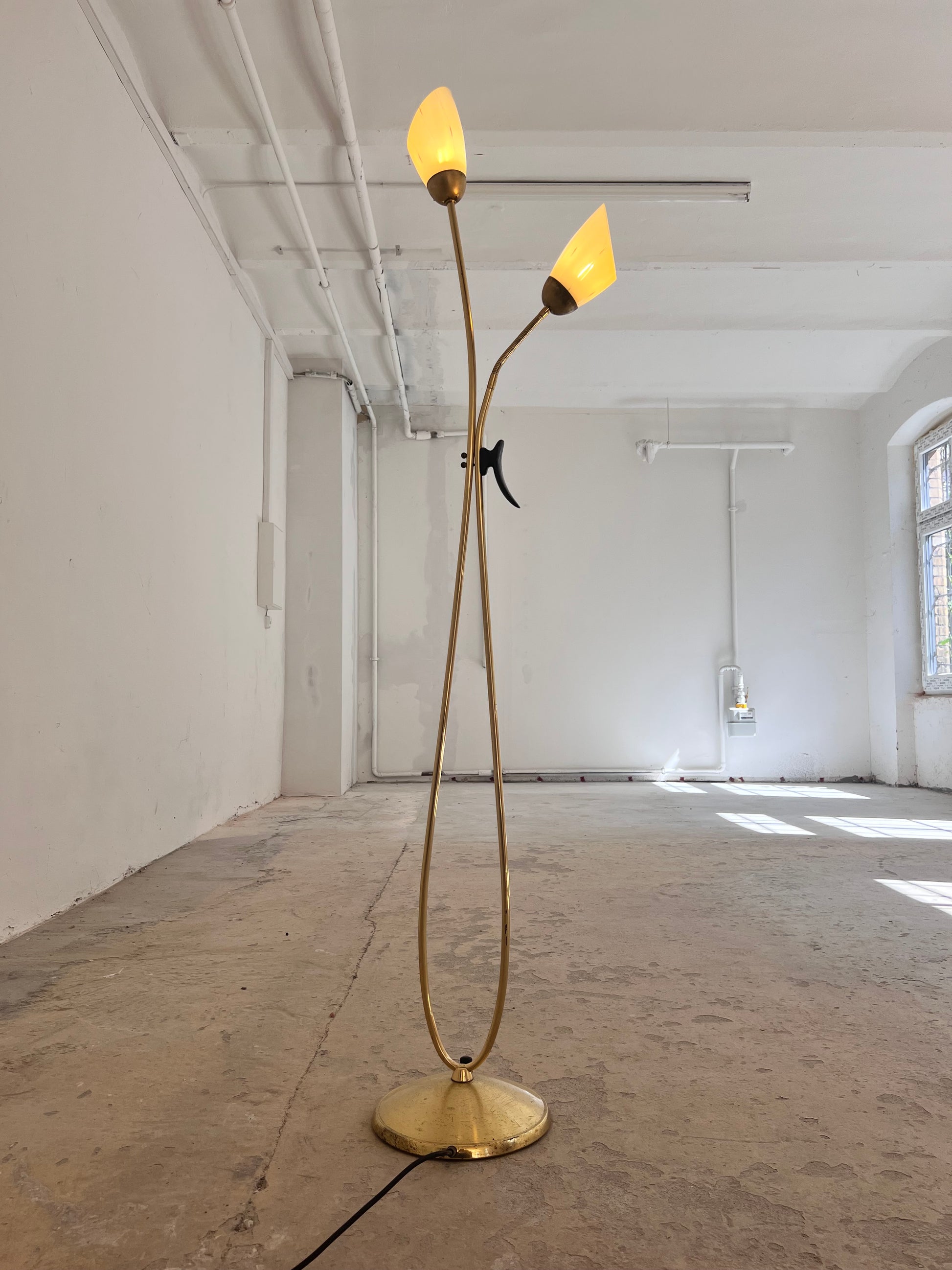 Stehlampe mit zwei Schwanenhalsarmen Messing