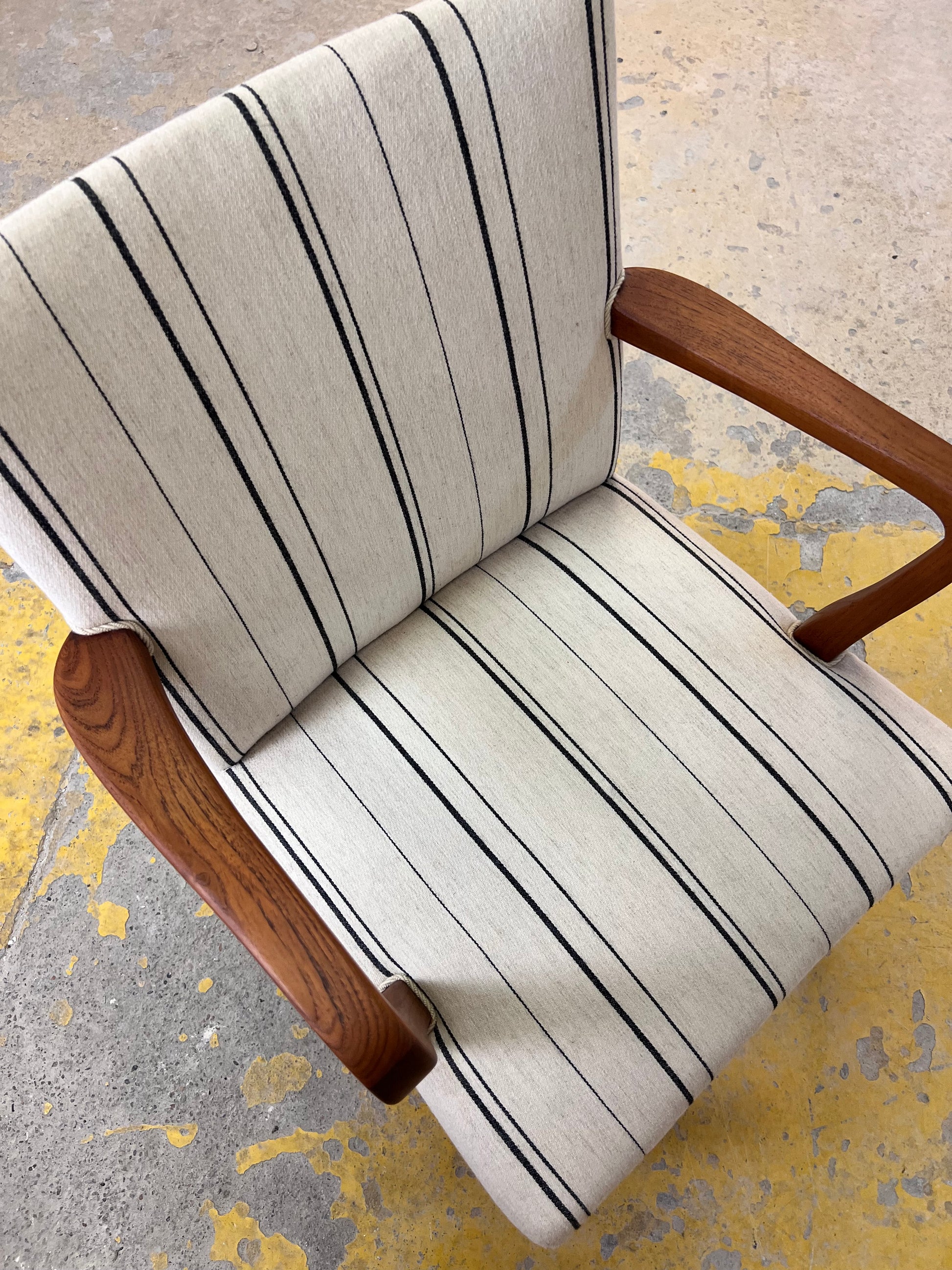 Armlehnstuhl mit paspeliertem Polster aus Dänemark