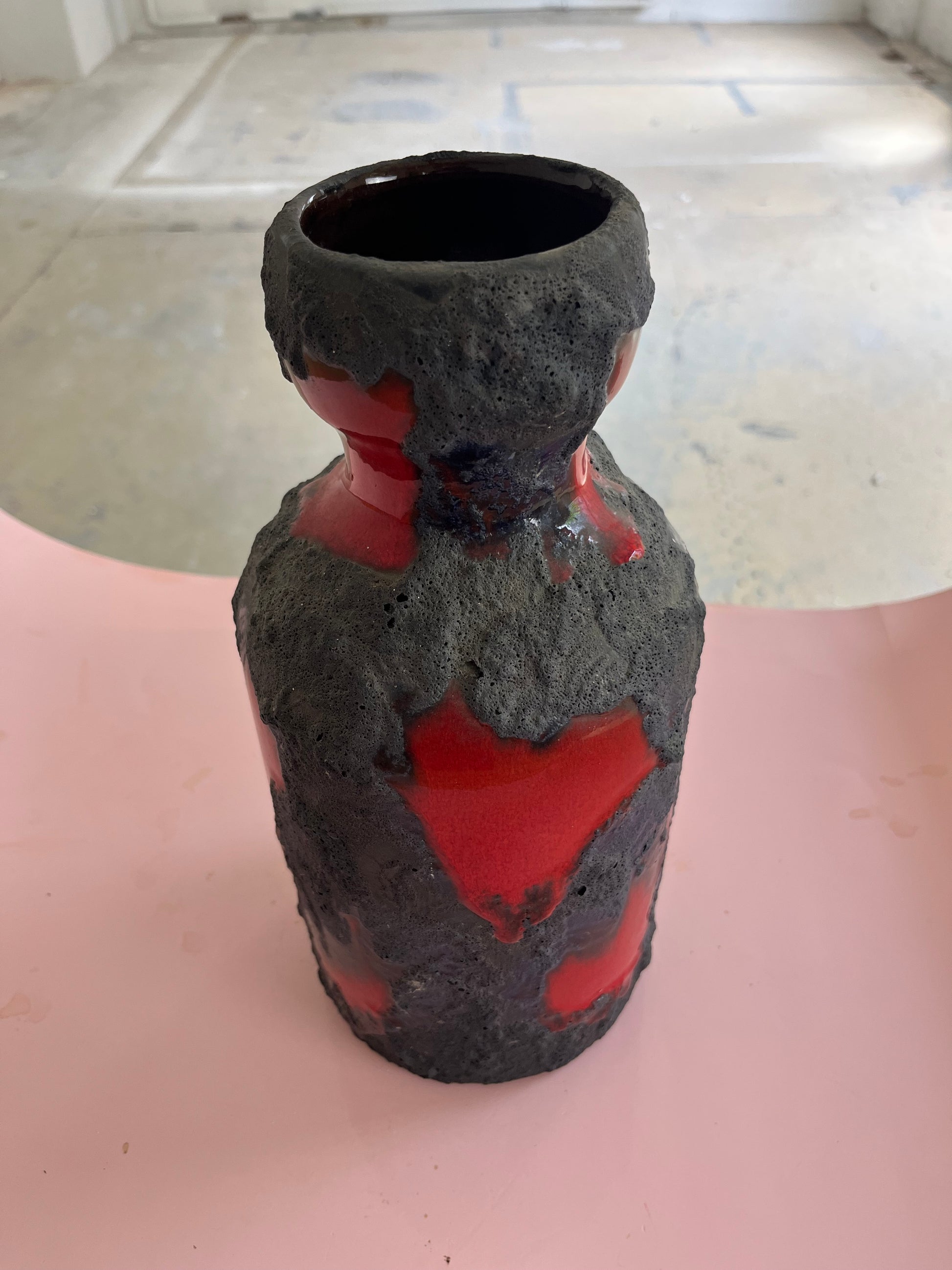Vase Fat Lava rot schwarz von Marei Keramik