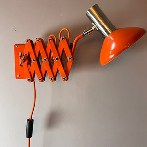 Wandlampe orange von Hustadt Scherenlampe