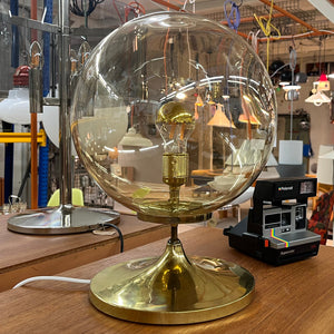Tischlampe mit Glaskugel und Messingfuß