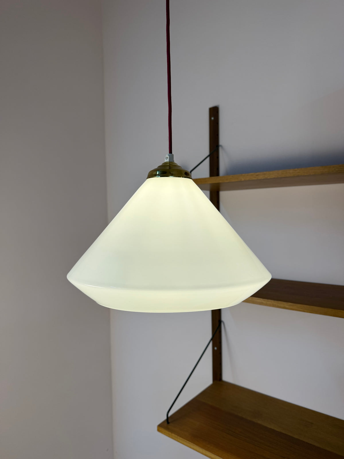 Hängelampe weiß Glas mit Messing aus Dänemark
