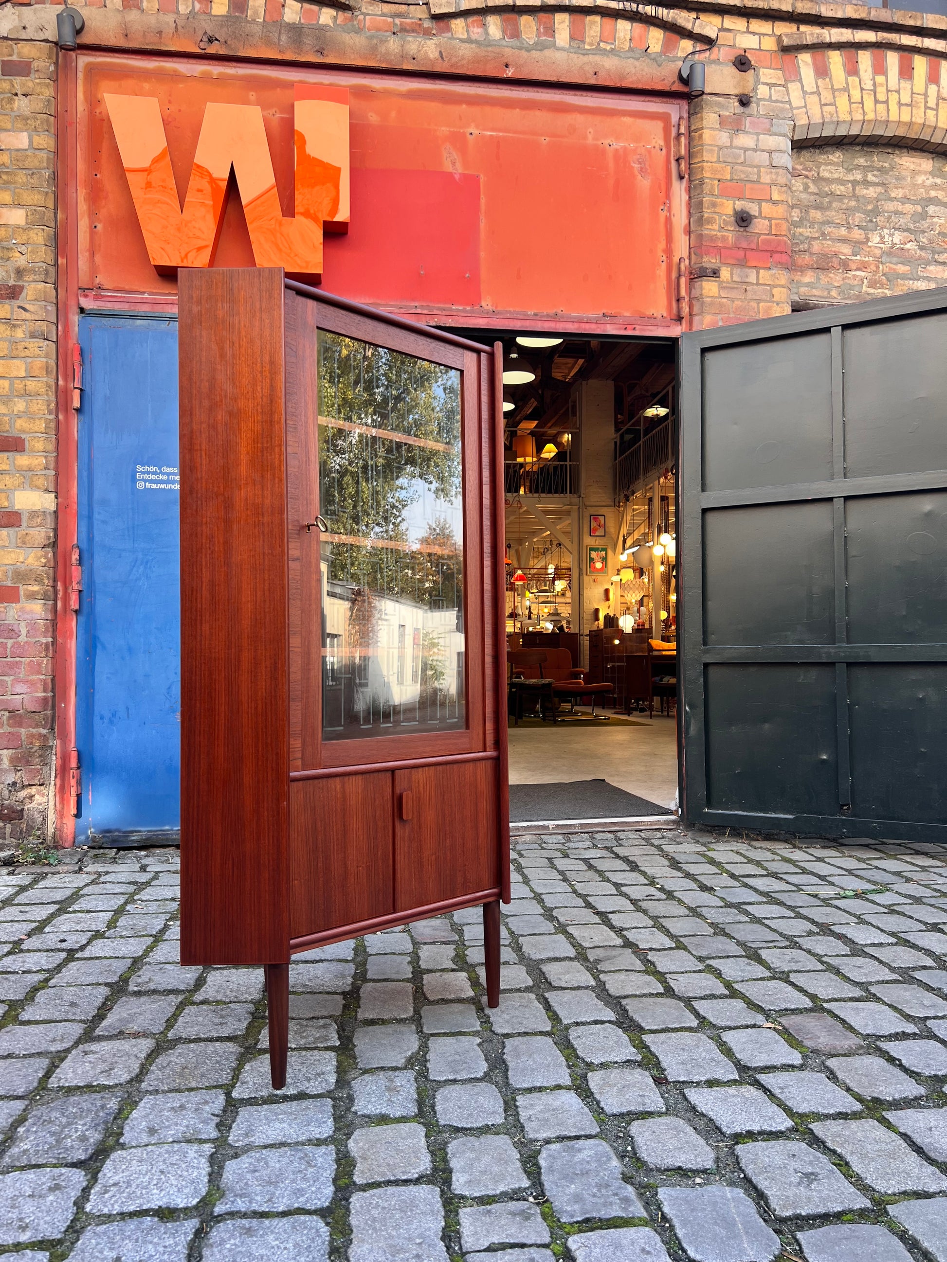 Eckschrank Teak mit Glastür und Schloss