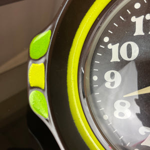 Wanduhr grün braun Keramik