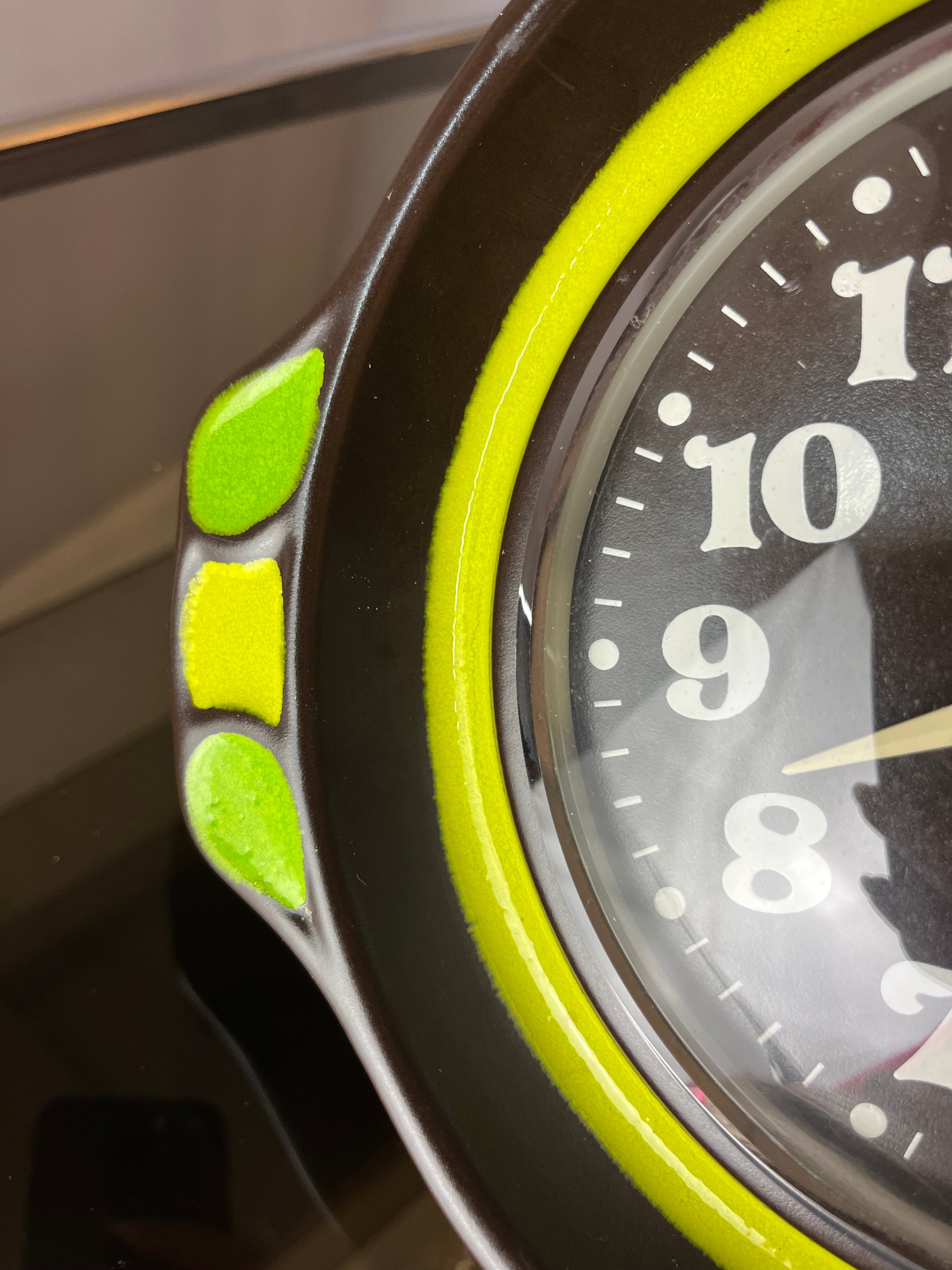 Wanduhr grün braun Keramik