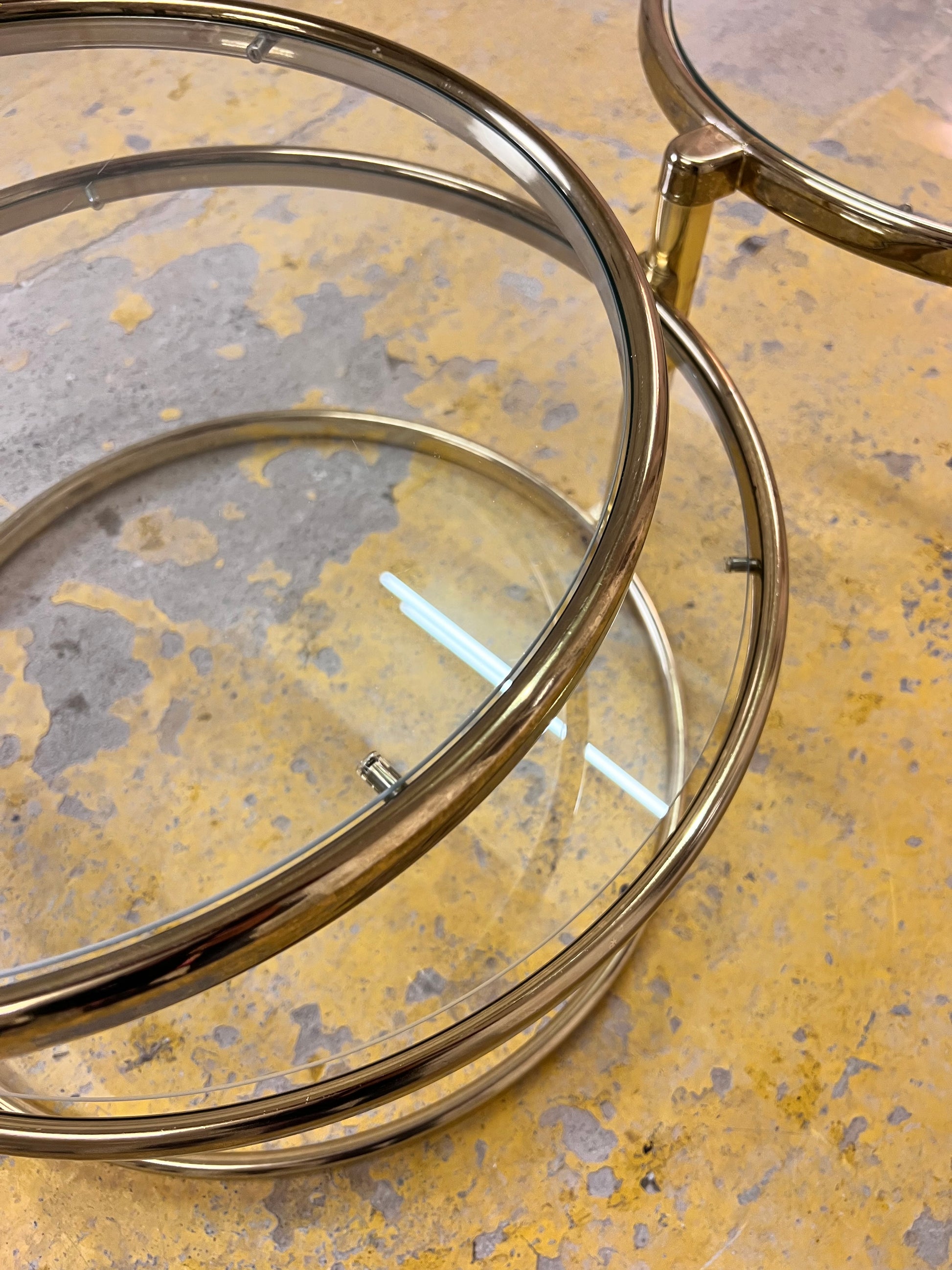 Runder Couchtisch Messing Glas mit drehbaren Tischplatten